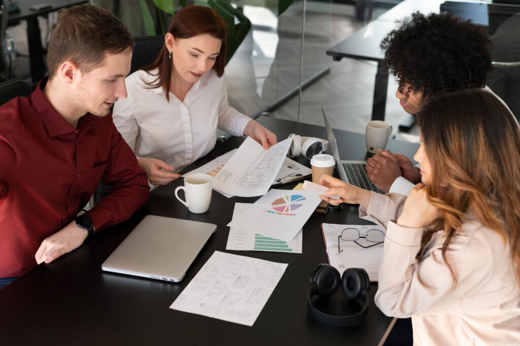 Équipe professionnelle collaborant sur des projets stratégiques en entreprise