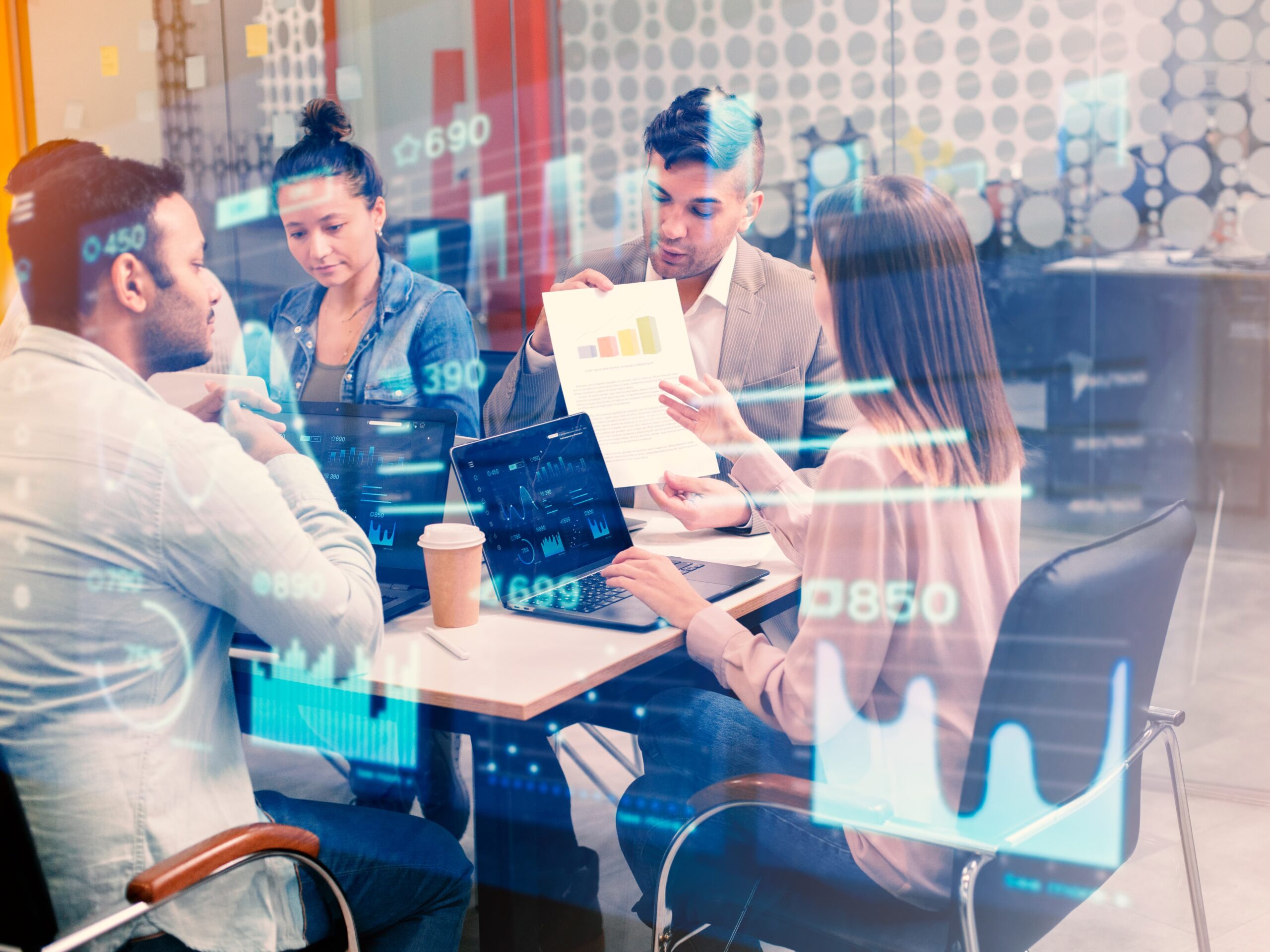 Professionnels collaborant sur des projets digitaux et techniques en entreprise